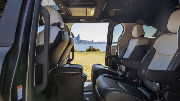 Второй ряд сидений Toyota Sienna