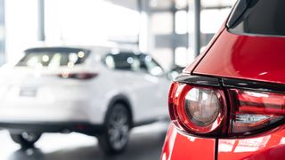 Автомобили в автосалоне