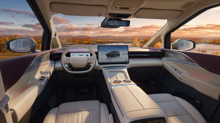 Xpeng показала интерьер нового минивэна с «авиационными» светильниками и «капитанскими» креслами