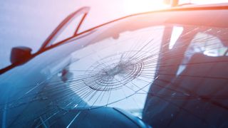 Поврежденное лобовое стекло