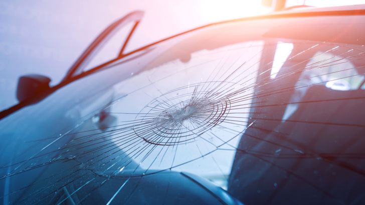 Поврежденное лобовое стекло