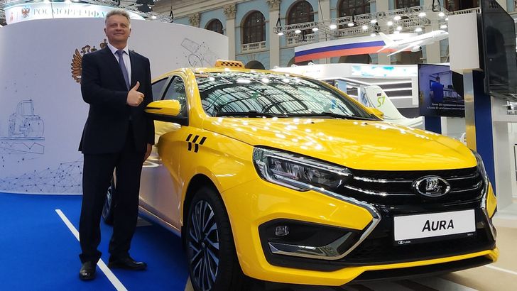 Максим Соколов с Lada Aura в раскраске такси
