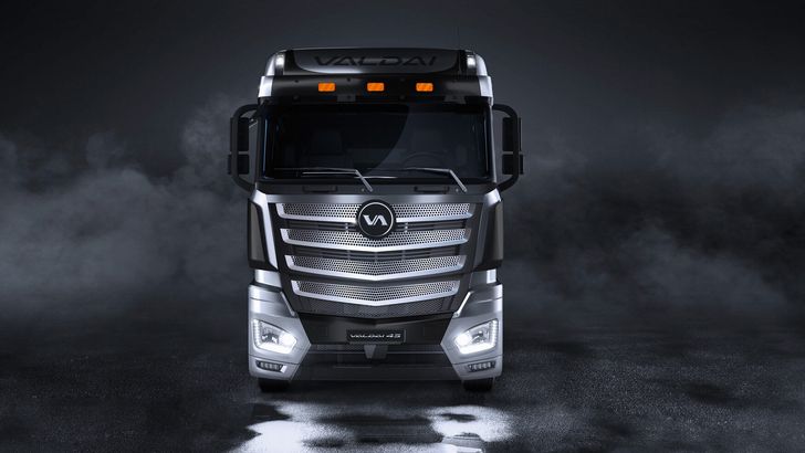 Российский грузовик получил новую версию для перевозки опасных грузов. Чем она отличается