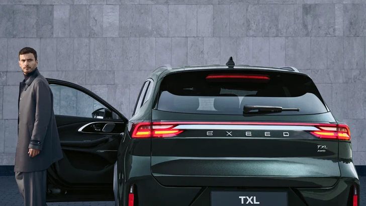 Популярный кроссовер Exeed получил две новые версии в России. Сколько они стоят