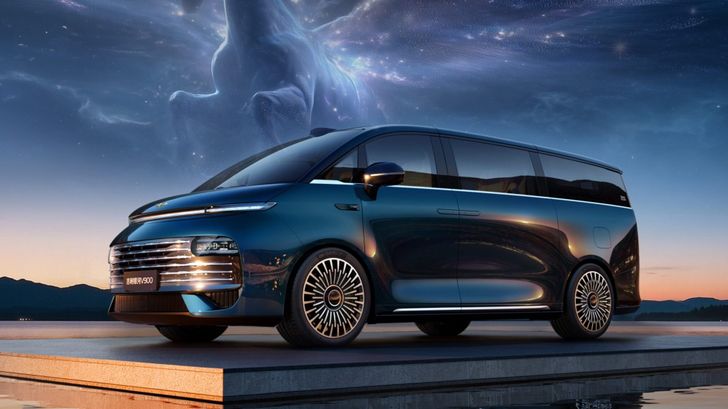 «Галактический» Geely с пегасом на капоте: новый семейный автомобиль выходит на рынок