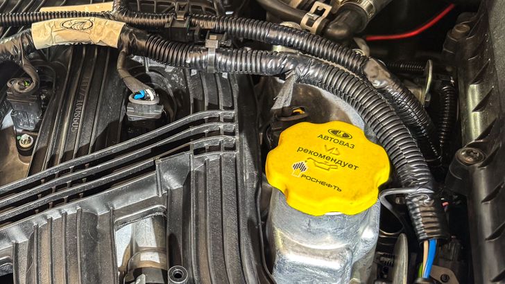 Логотип «Роснефть» в LADA Vesta Sport SW