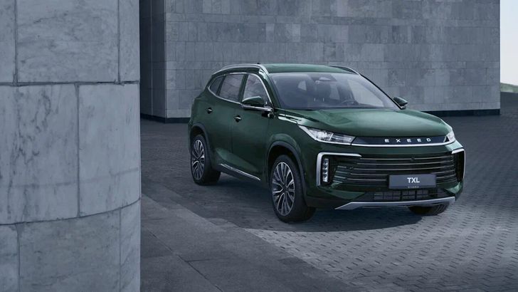 Популярный кроссовер Exeed получил две новые версии в России. Сколько они стоят