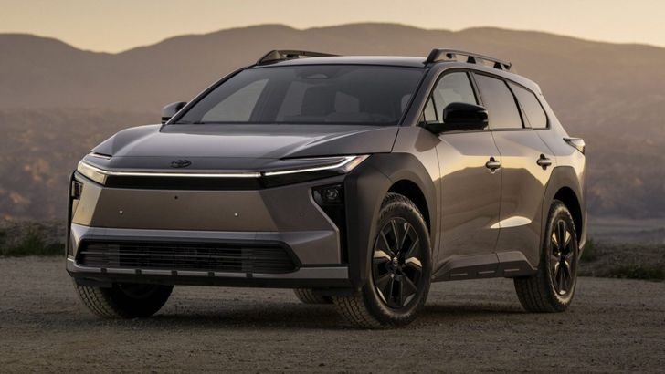 Такого у Toyota еще не было: представлен электрический аналог кросовера RAV4. Сколько он стоит