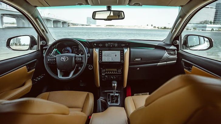Интерьер Toyota Fortuner