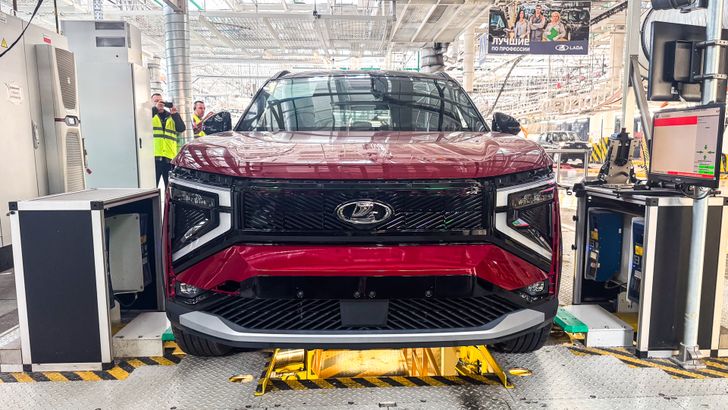 LADA Azimut в цвете «Фламенко»