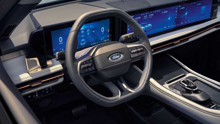 Интерьер Ford Edge L