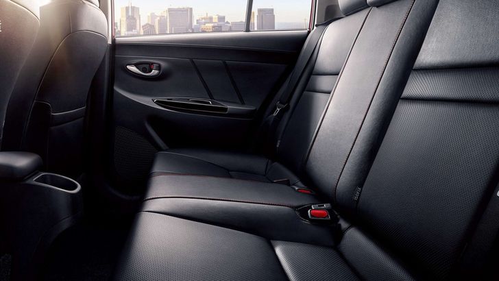 Интерьер Toyota Yaris L X