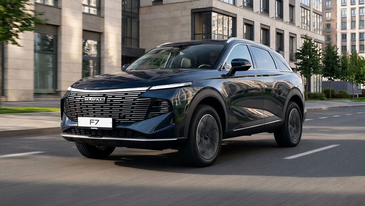 В России начались продажи обновленного Haval F7. Сколько стоит кроссовер и как теперь он оснащен