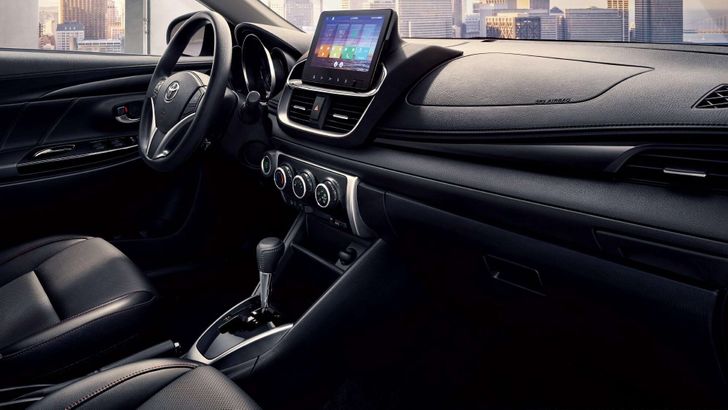 Интерьер Toyota Yaris L X