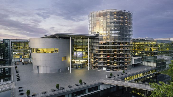 Завод Volkswagen Gläserne Manufaktur в Дрездене