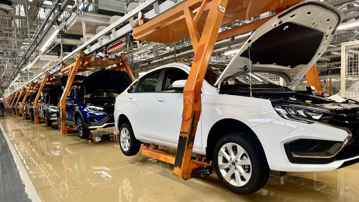 В России приостановилось производство самых популярных и дешевых автомобилей. Когда его возобновят