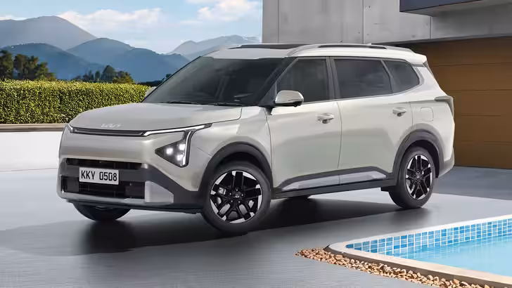 В России идут заказы на новый семиместный компактвэн Kia Carens