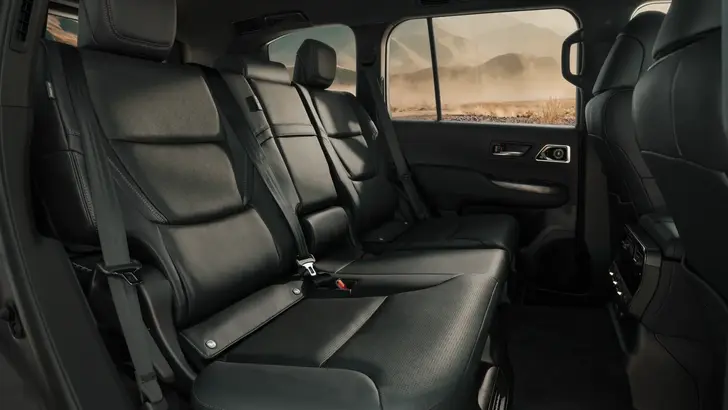 Интерьер Toyota Land Сruiser 300